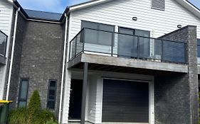 Hamilton Hospital Retreat - 2 Bedroom Townhouse Modern Warm Quiet